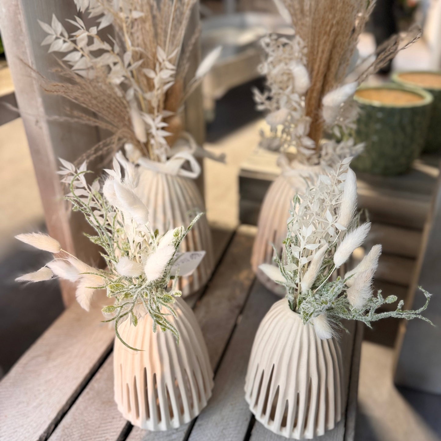 Trockenblumen mit beiger Vase