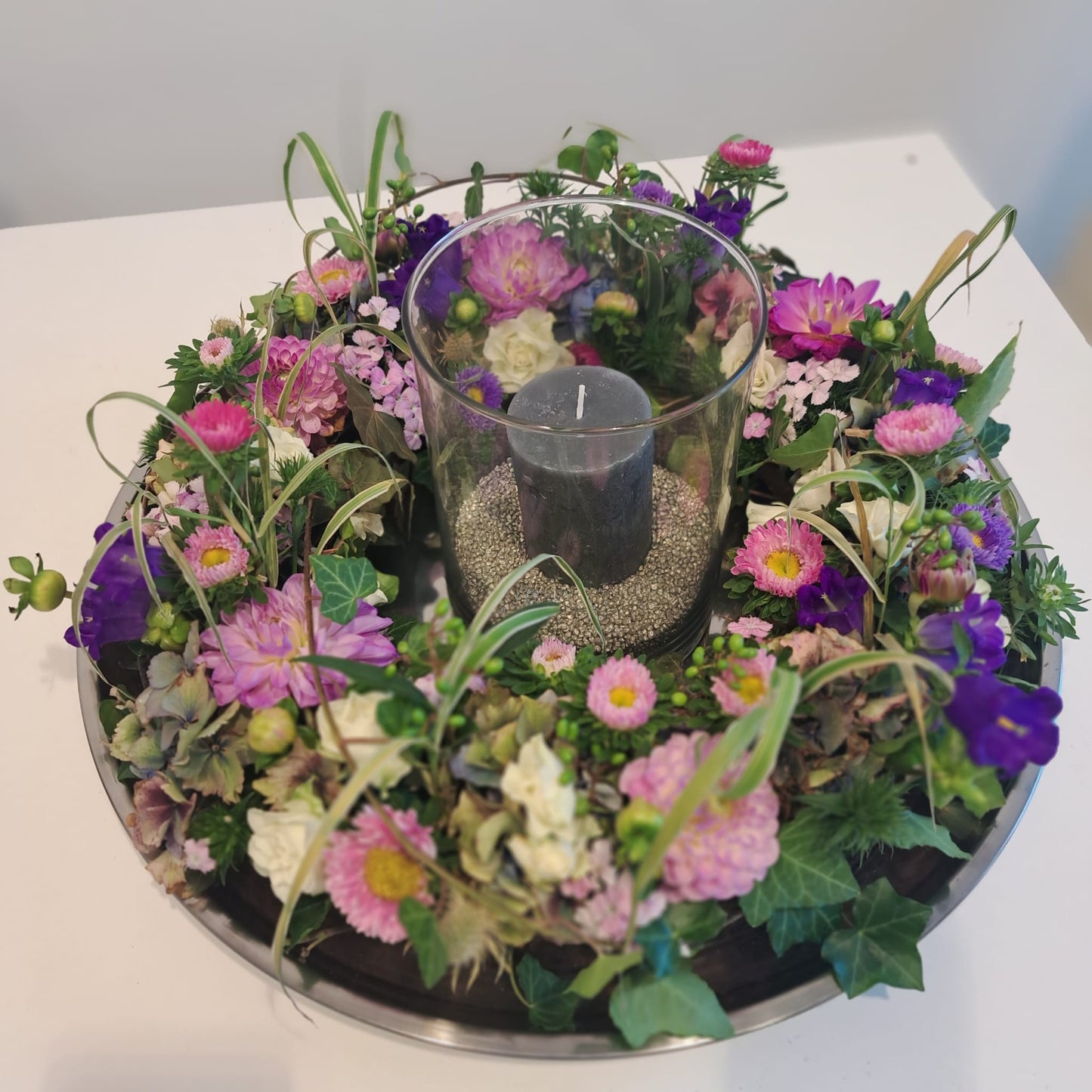 Blumenarrangement "Leni" mit silbernem Teller