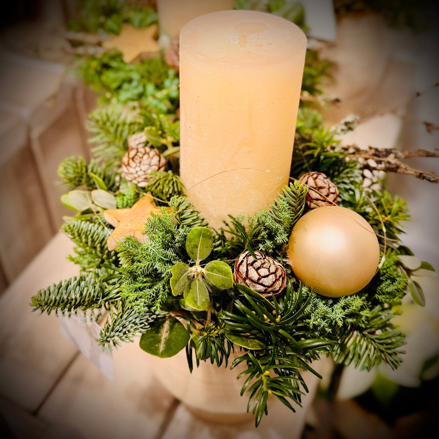 Adventsgesteck mit Kerze