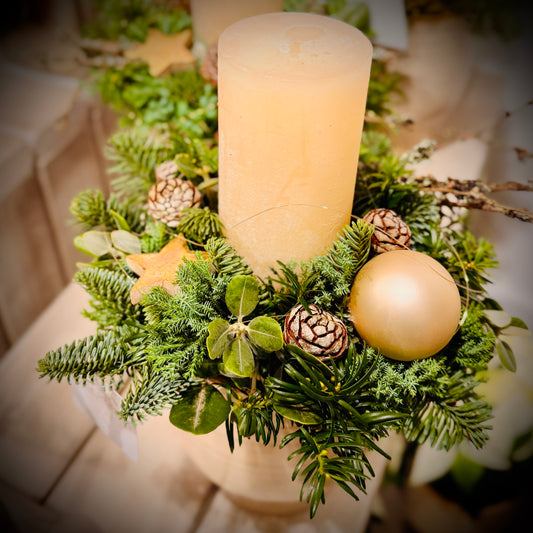 Adventsgesteck mit Kerze